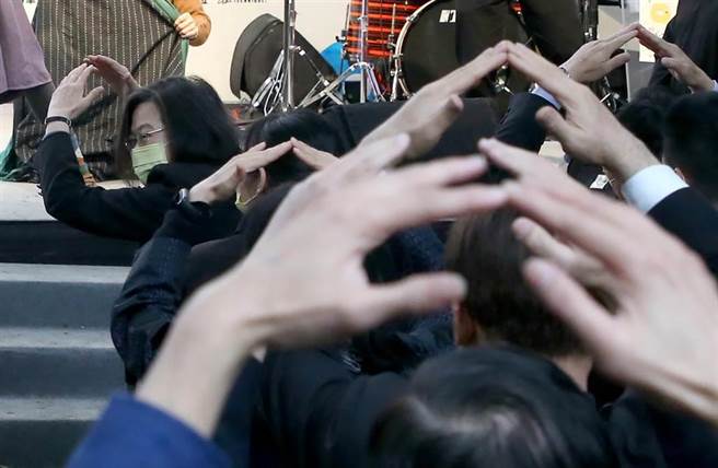 在观赏剧团表演时，配合剧情要求比手画脚。（赵双杰摄）