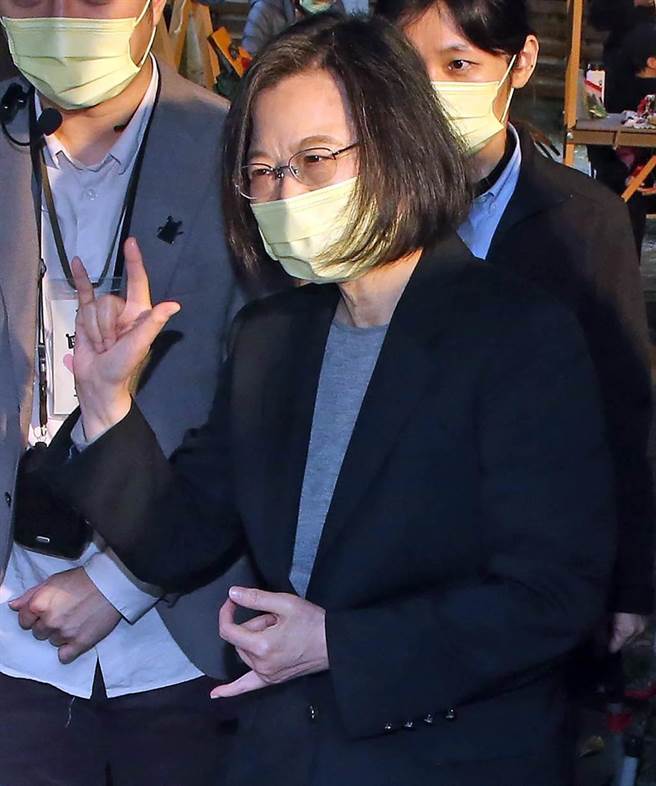 参观现场设置的语言推广摊位时，练习比出手语。（赵双杰摄）