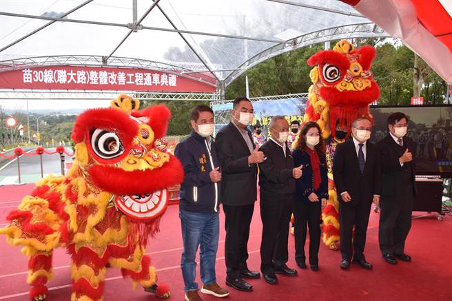 苗栗县长徐耀昌与县议长锺东锦、教育部长潘文忠等人祝贺联大路完工通车。（谢明俊摄）