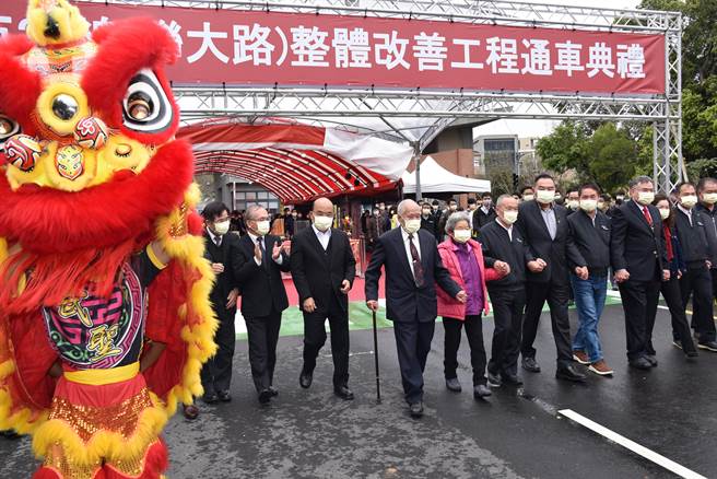 行政院长苏贞昌18日上午主持苗30线联大路通车典礼。（谢明俊摄）