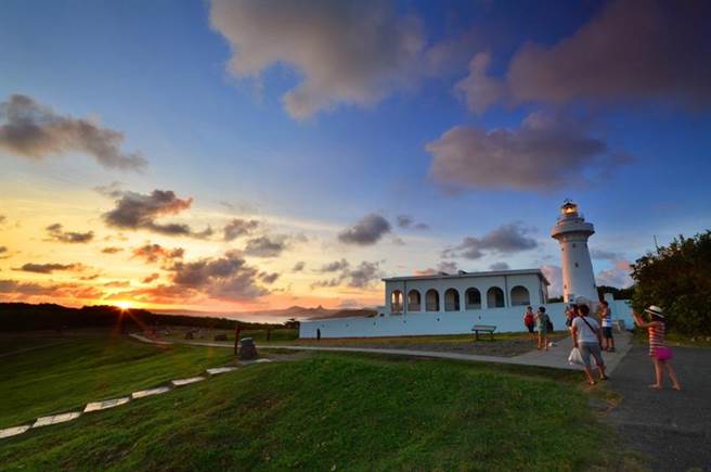 （墾丁鵝鑾鼻燈塔美景。圖／墾丁福華渡假飯店提供）
