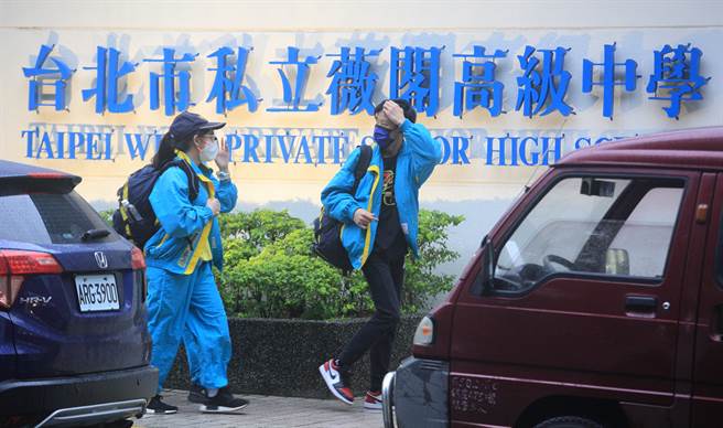 （图中学生与此案无关）薇阁中学校方证实，确诊家长还有一个孩子就读国中部。（张铠乙摄）