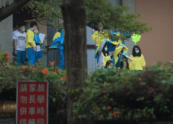 （图中学生与此案无关）薇阁中学校方证实，确诊家长还有一个孩子就读国中部。（张铠乙摄）