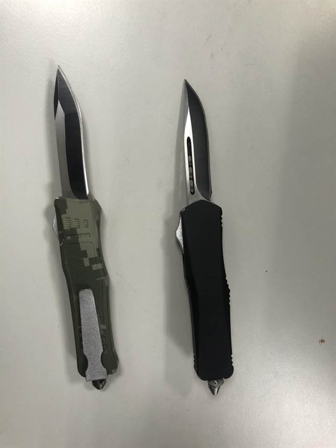 警方查获2把弹簧刀。（警方提供）