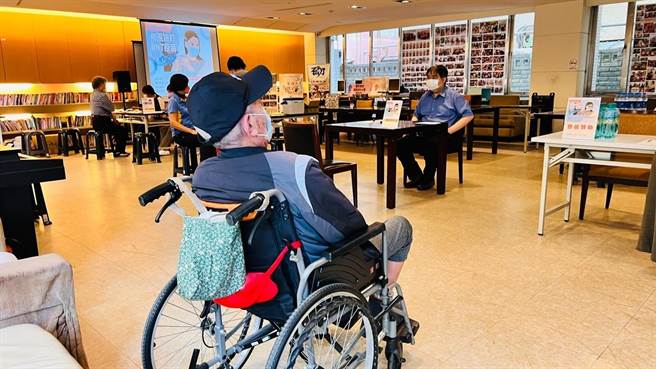 高龄住户行动不便，参加社区揪团打疫苗，省去不少时间和精神，打完观察后就能上楼回家休息。（卢金足摄）