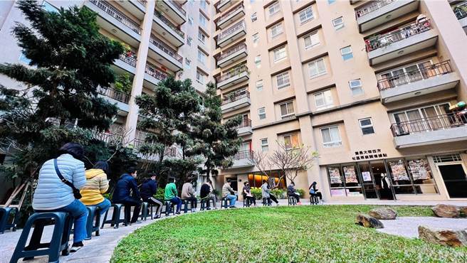 台中市丰邑机构旗下社区响应市府「五箭分流」疫苗施打政策，社区住户揪团，不出门就能打疫苗。（卢金足摄）