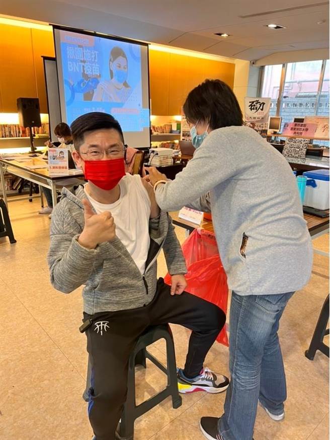 台中市丰邑机构旗下社区响应市府「五箭分流」疫苗施打政策，社区住户揪团，不出门就能打疫苗。（卢金足摄）