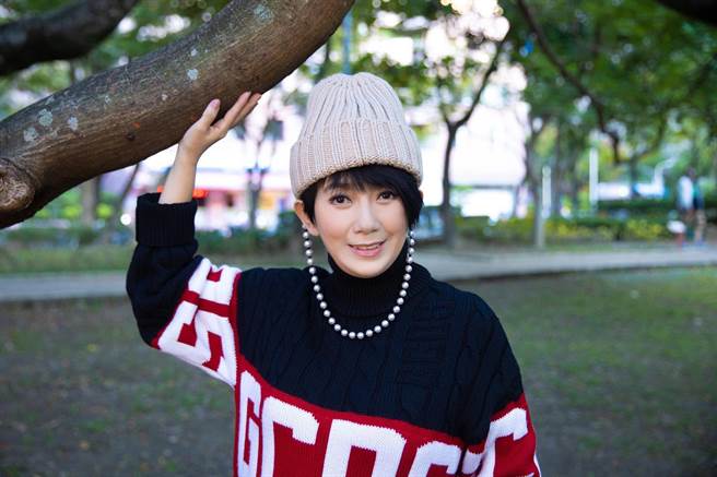 周思洁斜杠YouTube成功打造「周思洁人生投资学」网路平台 。（莱格悠提供）