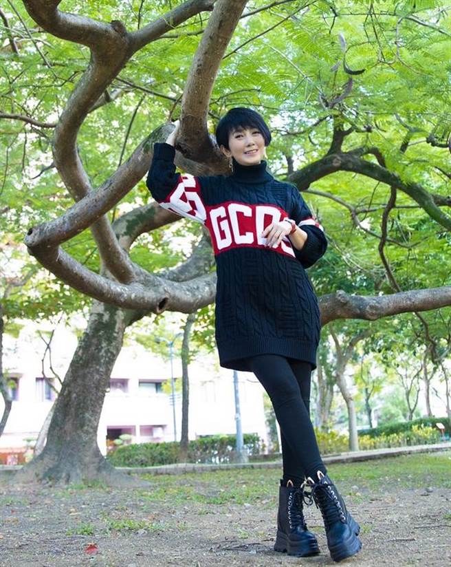 周思洁斜杠YouTube成功打造「周思洁人生投资学」网路平台 。（莱格悠提供）