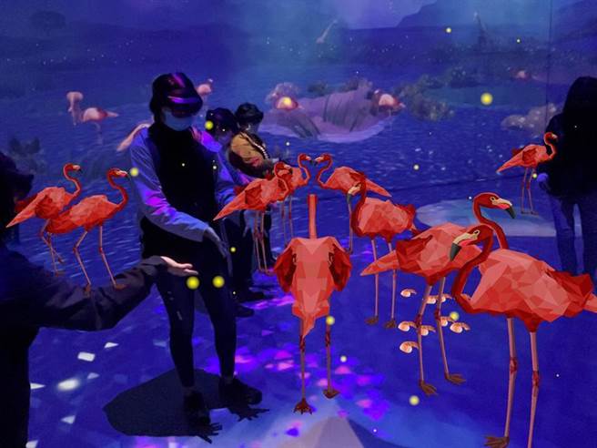 （梦想创造的原创作品「鹤之舞」，民眾可透过MR眼镜，体验与动物互动。图／高雄经发局提供）
