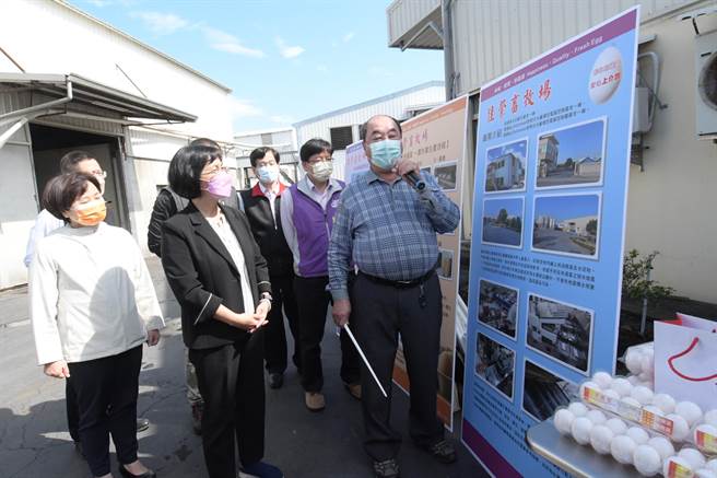 参访佳萦牧场 王惠美呼吁中央辅导蛋鸡产业升级。（谢琼云摄）