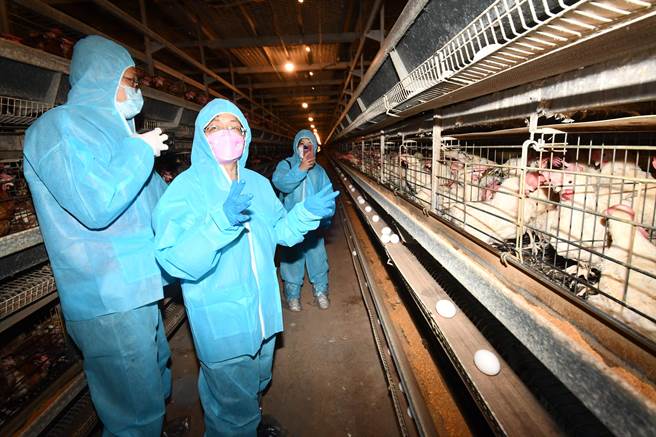 彰化县长王惠美（中）参访谢文龙（左）所经营的佳萦畜牧场，採取密闭的蛋鸡笼饲环境，空间宽敞几乎闻不到异味。（谢琼云摄）