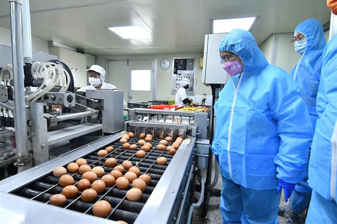 彰化县长王惠美（中）参访谢文龙所经营的佳萦畜牧场，从捡蛋到洗选蛋都是一贯化全自动流程。（谢琼云摄）