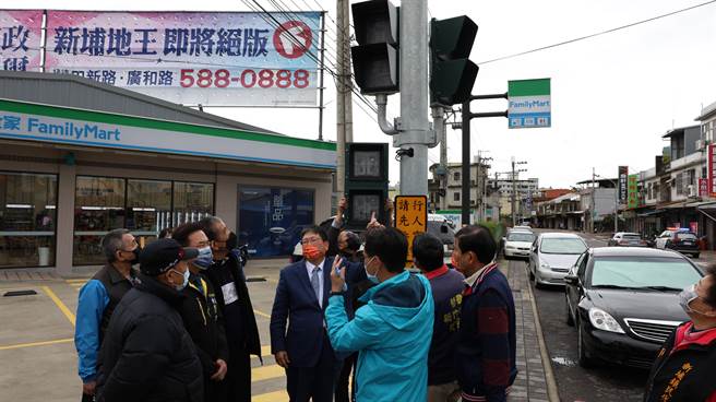 為了提升高齡者過馬路的安全，新竹縣政府爭取前瞻計畫，改善縣道118線、122線共14處路口。（莊旻靜攝）