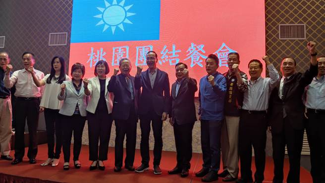 立委吕玉玲（左五）被市议员黄敬平点名是市长参选人人选。（本报资料照片）