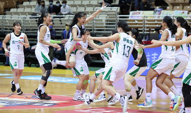 当北一女中确定提前抢下总决赛门票，球员都衝入场内拥抱宋瑞蓁。(高中体总提供)
