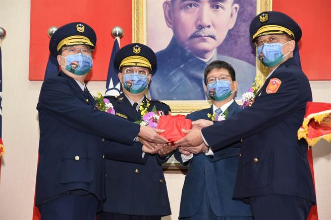 新竹县政府警察局18日举办交接典礼，新到任分局长宣誓就职。（警方提供）