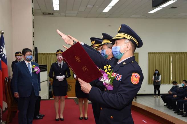 新竹县政府警察局18日举办交接典礼，新到任分局长宣誓就职。（警方提供）