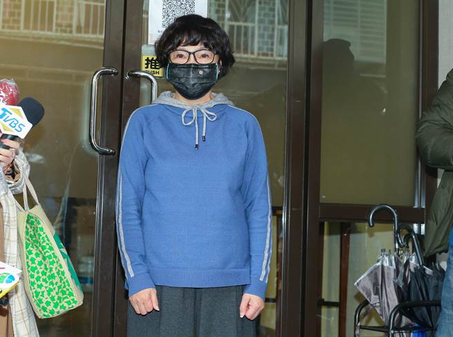 纪宝如替巴戈打理后事。（粘耿豪摄）