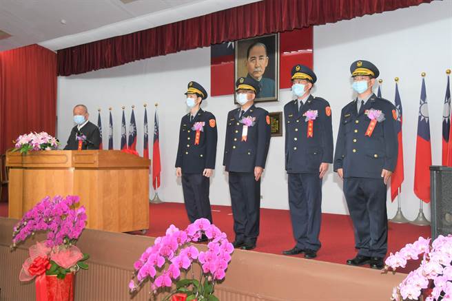 苗栗县长徐耀昌18日下午主持苗栗县警局4名新任分局长交接布达典礼。（苗栗县警局提供／谢明俊苗栗传真）