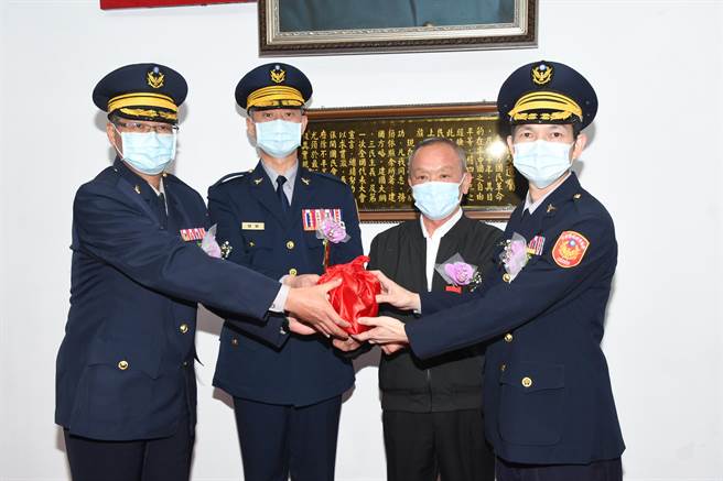 苗栗县长徐耀昌18日下午主持苗栗县警局4名新任分局长交接布达典礼。（苗栗县警局提供／谢明俊苗栗传真）