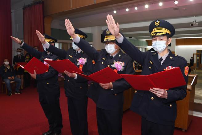 苗栗县长徐耀昌18日下午主持苗栗县警局4名新任分局长交接布达典礼。（苗栗县警局提供／谢明俊苗栗传真）