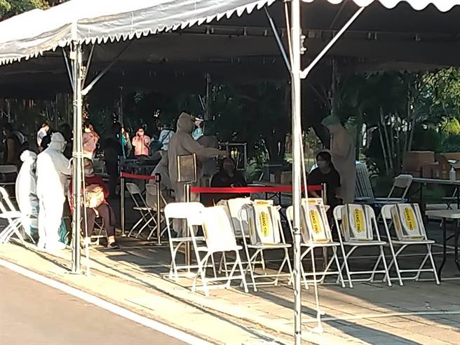 公司其他員工神情鎮定排隊配合篩檢。（林雅惠攝）