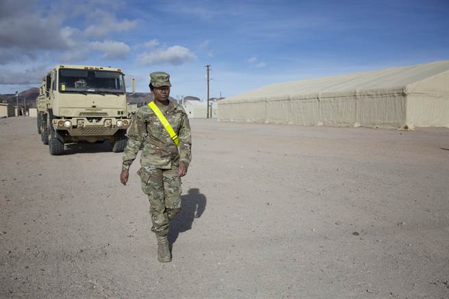 「任务与目的」整理出一系列美军的「最愚蠢规定」。图为美国陆军士兵进行地面引导作业。（图／DVIDS）