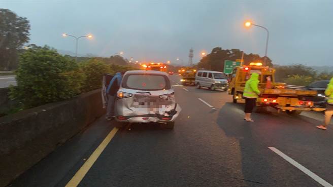 國三北上90公里處發生事故，疑似4車追撞。（翻攝照片）