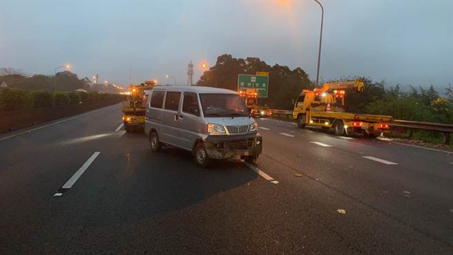 國三北上90公里處發生事故，疑似4車追撞。（翻攝照片）