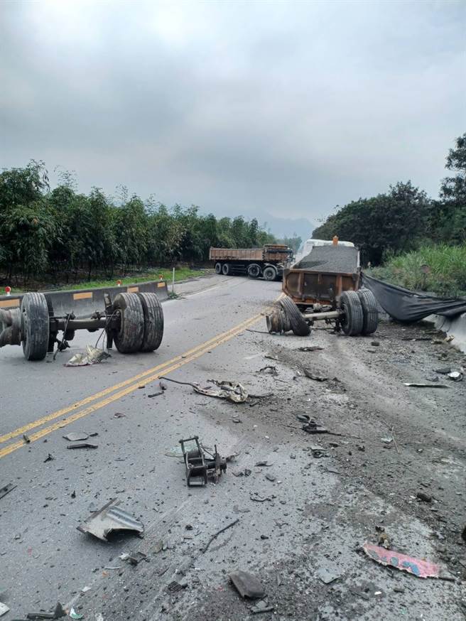 南投发生一场砂石车相撞严重车祸，现场遍布车辆零件，警方初步研判驾驶疑似疲劳驾驶（翻摄照片）