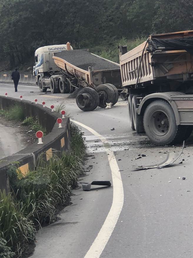 南投发生一场砂石车相撞严重车祸，现场遍布车辆零件，警方初步研判驾驶疑似疲劳驾驶（翻摄照片）
