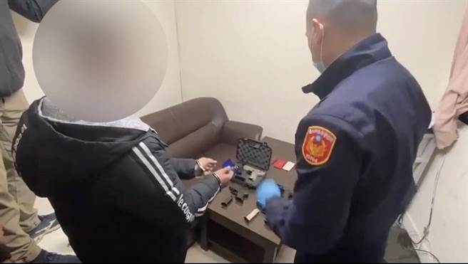 警方逮捕到竹聯幫明仁會陳姓男子，當場查獲4把改造手槍、子彈33發，宛如一座小型軍火庫。(翻攝照片／林郁平台北傳真)