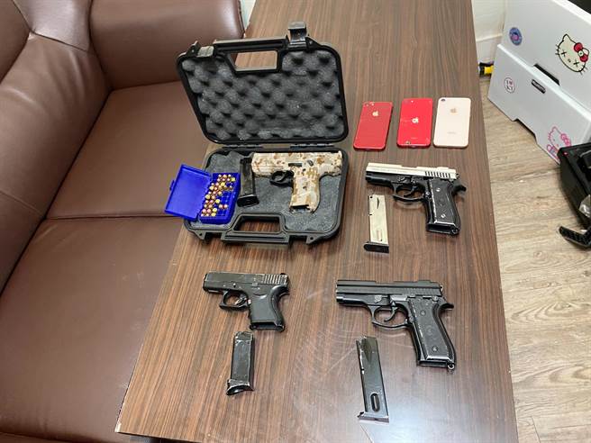 警方查獲的槍械中，包括一把號稱「小烏茲」的Zoraki 925改造手槍（左上）。(翻攝照片／林郁平台北傳真)