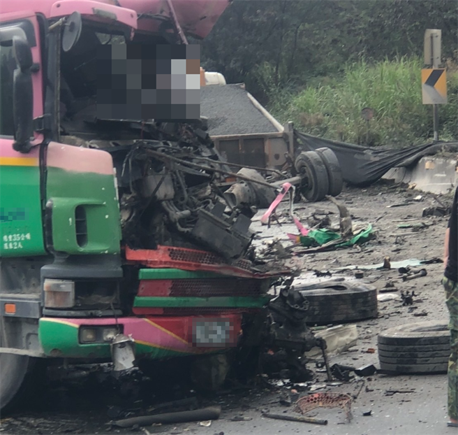 南投发生一场砂石车相撞严重车祸，现场遍布车辆零件，警方初步研判驾驶疑似疲劳驾驶（翻摄照片）