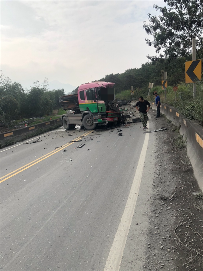 南投发生一场砂石车相撞严重车祸，现场遍布车辆零件，警方初步研判驾驶疑似疲劳驾驶（翻摄照片）