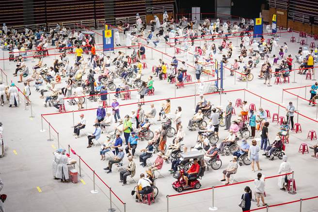 雾台乡公所在疫苗运送过程出现瑕疵，屏县府立即启动健康关怀。图为疫苗施打情况，与新闻事件无关。(屏县府提供)