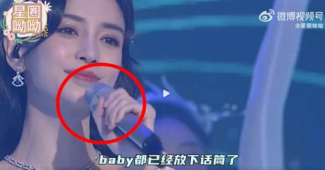 不少观眾发现baby表演时露馅，当场被揪出假唱，掀起网友热议。(图/ 摘自微博)