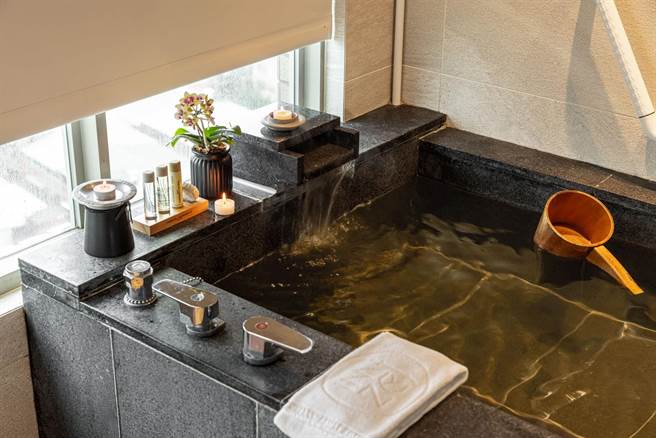 蕴泉庄房内养生汤池泡汤。（蕴泉庄提供）