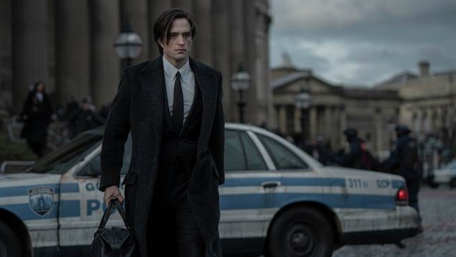 罗伯派汀森饰演高谭市首富家族的继承者布鲁斯韦恩，在夜晚化身为「蝙蝠侠」打击罪犯。（华纳兄弟提供）