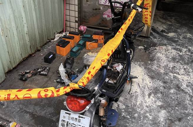 桃园市八德区有民眾私自拉延长线至1楼充电动车，导致多颗电池接连爆炸。（茄苳消防分队提供／陈梦茹桃园传真）