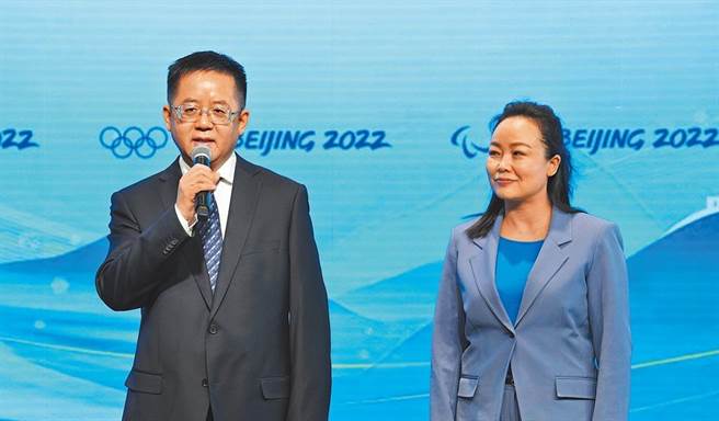 北京冬奧組委會發言人嚴家蓉（右）。（取自新華社）