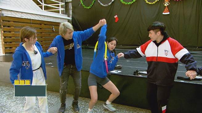 《飢饿游戏》主持人王仁甫（左二）重回母校「华冈艺校」，和学生们一同闯关。（中视提供）