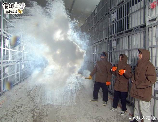 詹姆士在超低温的冰库洒水，宛如天女散花。（八大提供）