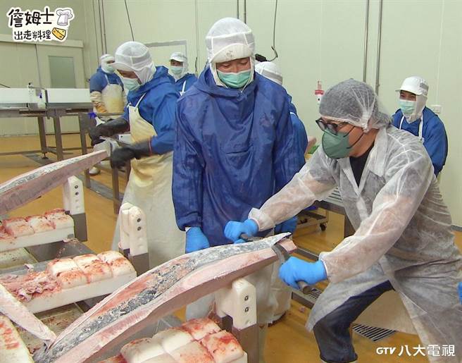 詹姆士体验削鱼皮。（八大提供）