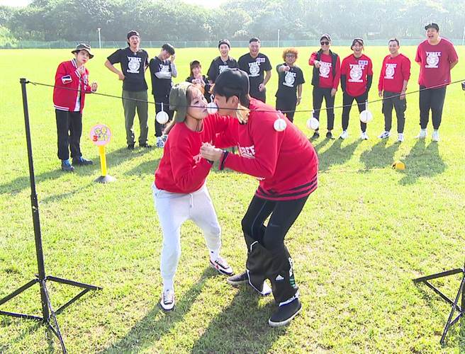 鲶鱼哥（前右）玩到裤子掉下来。（台视提供）