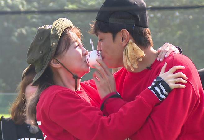 花花和鲶鱼哥近距离游戏。（台视提供）