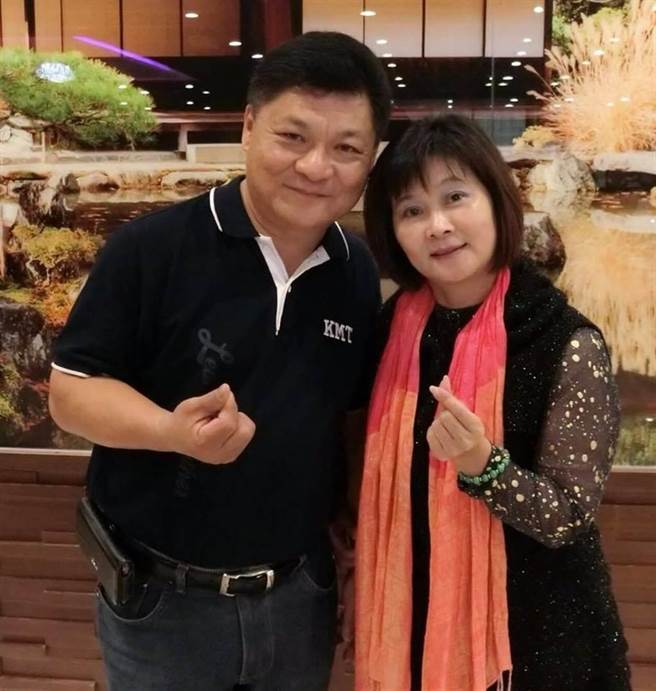 彰化北斗镇镇长李玄在（左）与妻子杨丽香两人先后担任北斗镇长。（摘自脸书）
