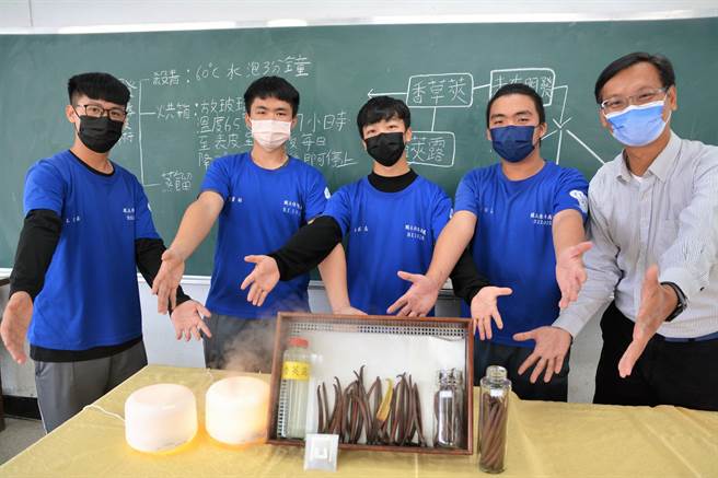 香荚兰成空包弹，屏东佳冬高农将危机化为转机，师生把果荚萃取成露、制成芬香，不仅降低减产损失，也开创市场新可能。（谢佳潾摄）