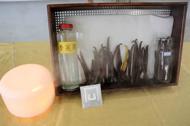 香荚兰成空包弹，屏东佳冬高农将危机化为转机，师生把果荚萃取成露、制成芬香，不仅降低减产损失，也开创市场新可能。（谢佳潾摄）